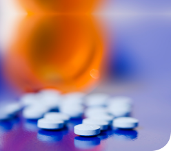 Tabletten mit Pillendose im Hintergrund